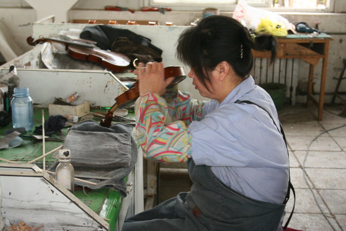 小提琴工藝：油漆 ，是經(jīng)過(guò)幾十道工藝，細(xì)細(xì)的打磨，才成如今這樣子的
